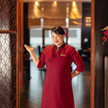 Sofitel Cairo Downtown Nile Hotel Exterior photo A hotel hostess in Vietnam